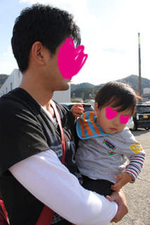 1115カニ旅行だっこ.jpg