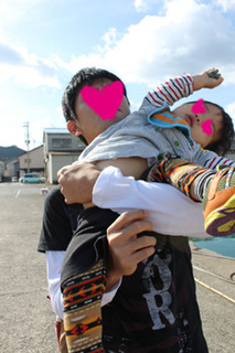 1115カニ旅行抱っこ暴れる.jpg
