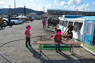 1115カニ旅行船の前.jpg